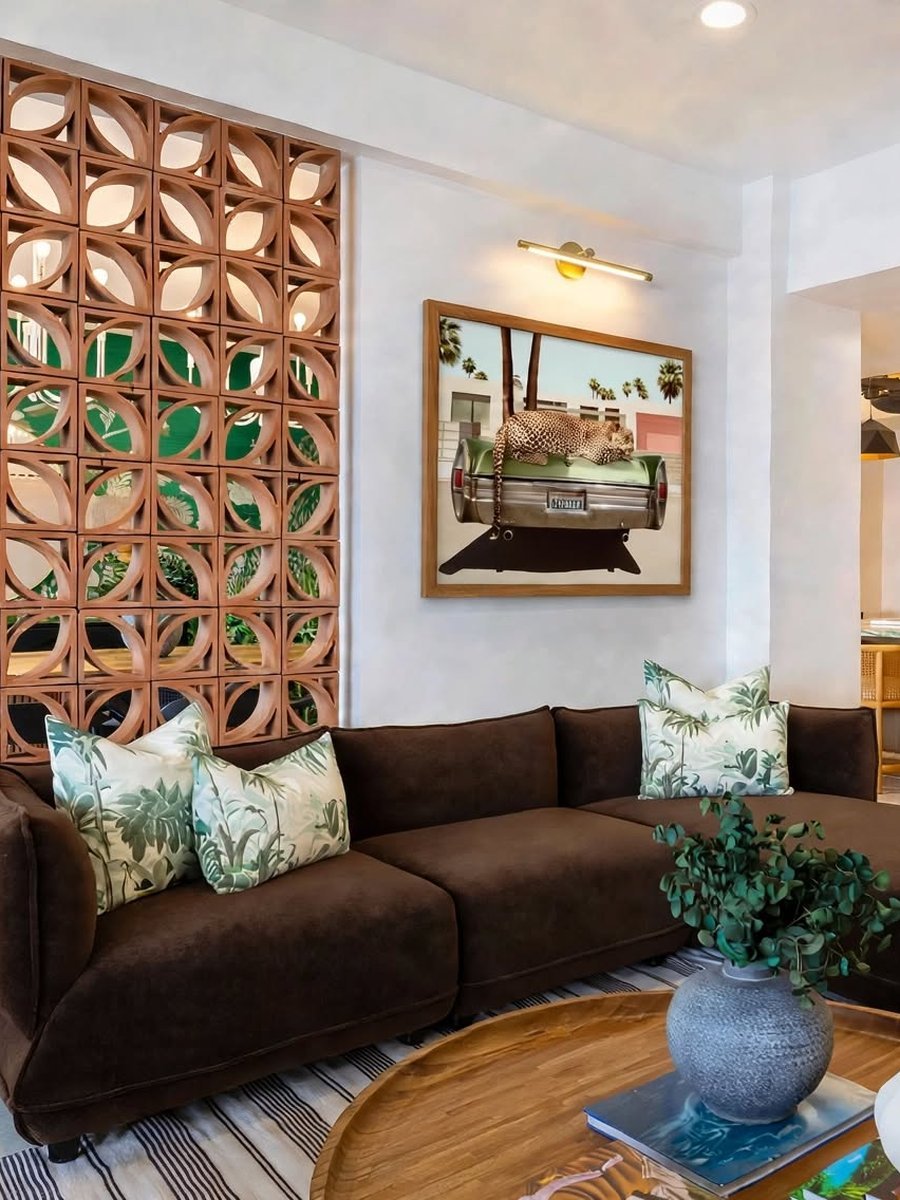Intérieur réalisé par Orama Design — claustra en terre cuite et mur végétal